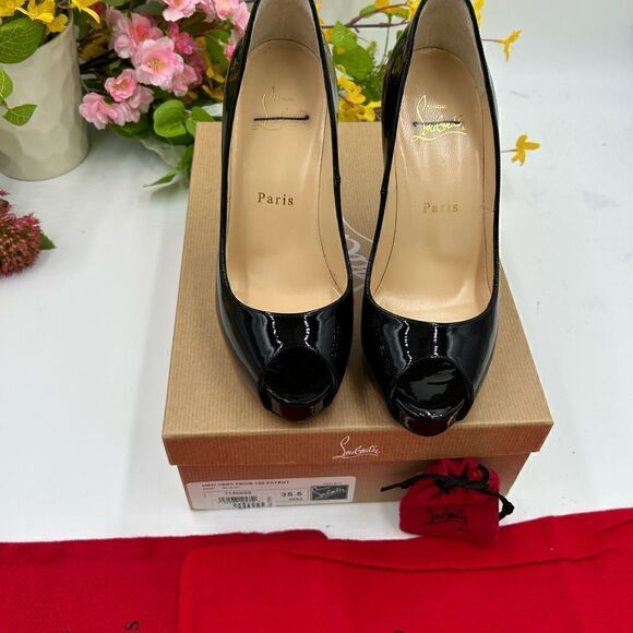 SOLD!!! Christian Louboutin new very Prive patent pumps size 35.5 made in Italy. - Picture 9 of 10